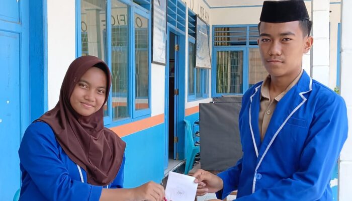 Muh. Hafidz Haris,  WakilKetua OSIM Periode 2023/2024 saat menyalurkan suaranya