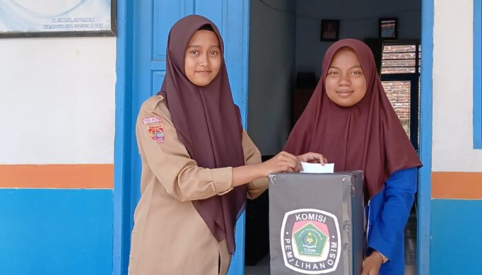 Syafira, Calon Ketua OSIM Nomor urut 01 saat menyalurkan suaranya