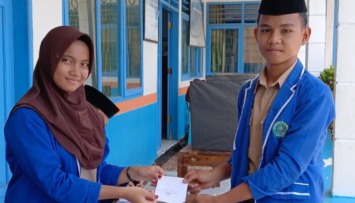 Fawzan Mufadhdhal,  Sekertaris OSIM Periode 2023/2024 saat menyalurkan suaranya