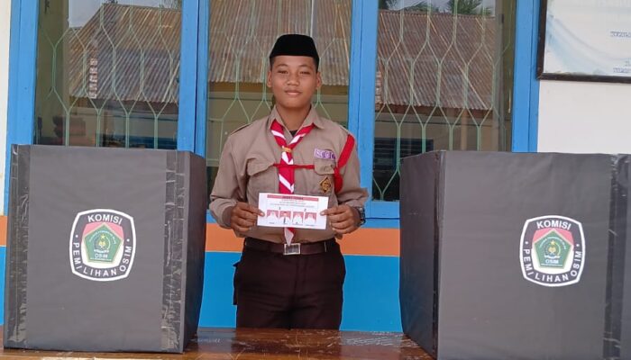 Fahril, Calon Wakil Ketua OSIM Nomor urut 01 saat menyalurkan suaranya