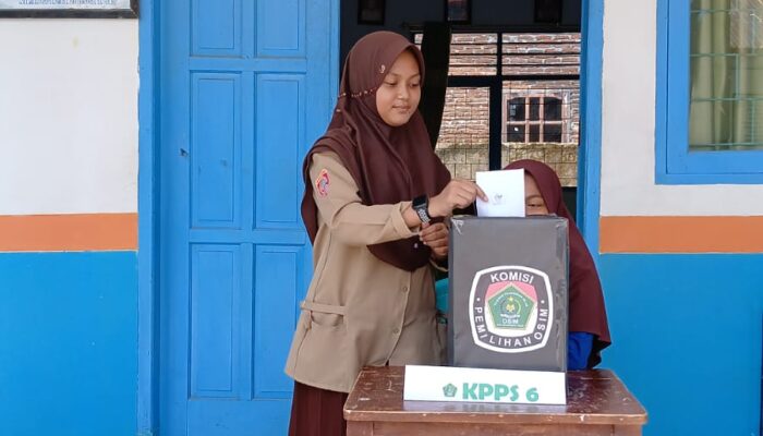 Almira Nahda, Calon Wakil Ketua OSIM Nomor urut 02 saat menyalurkan suaranya