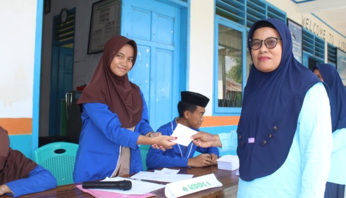 Kepala Madrasah (Hj.Sitti Aminah,S.Pd) saat menyalurkan suaranya