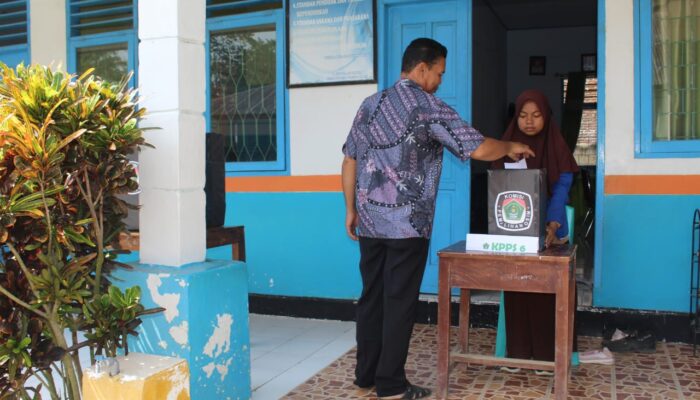 Wakamad Kurikulum (Burhanuddin, S.Ag) saat menyalurkan suaranya.