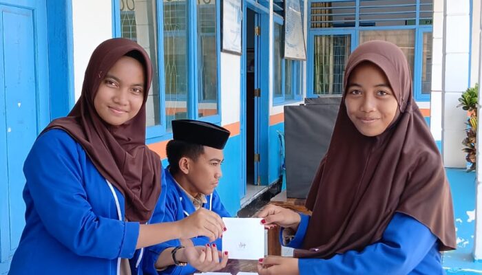 Nur Aisyah, Bendahara OSIM Periode 2023/2024 saat menyalurkan suaranya