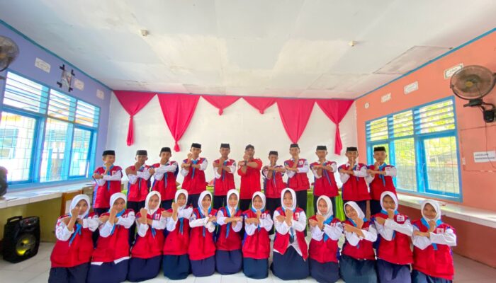Foto bersama pembina dan pengurus PMR Unit 045 Masa bakti 2024-2025